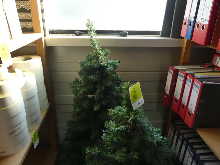 2x Künstlicher Tannenbaum mit Ständer